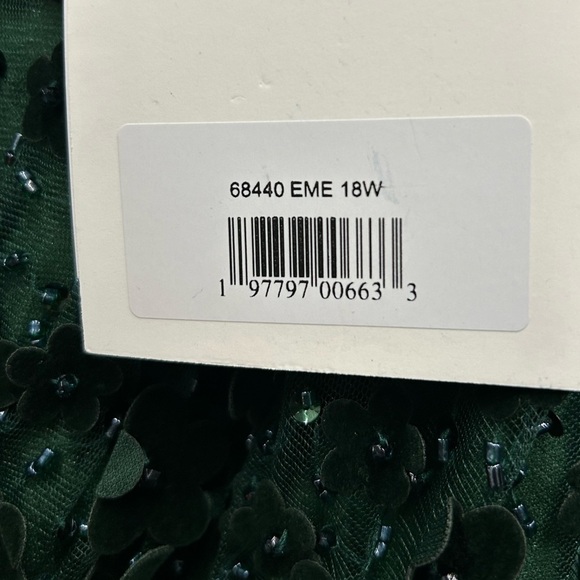 Mac Duggal 68440 NWT Green Floral Applique Long Sleeve A Line Gown - Picture 7 of 8